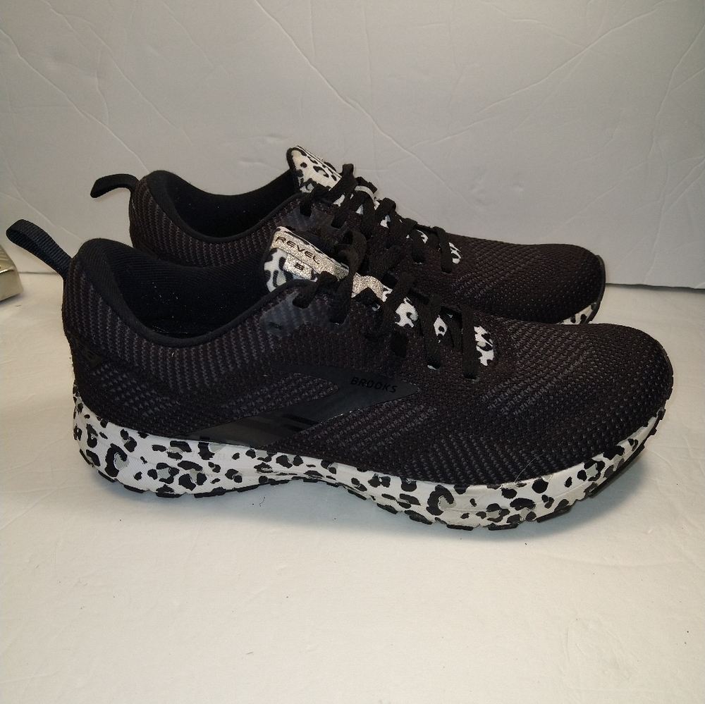 Brooks Revel 5 Run Wild Leopard Print Running Shoes Women's sz 10B